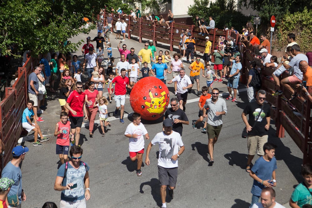Vivez l’excitation intense du Boloencierro  la course folle des boules de plastique à Madrid 